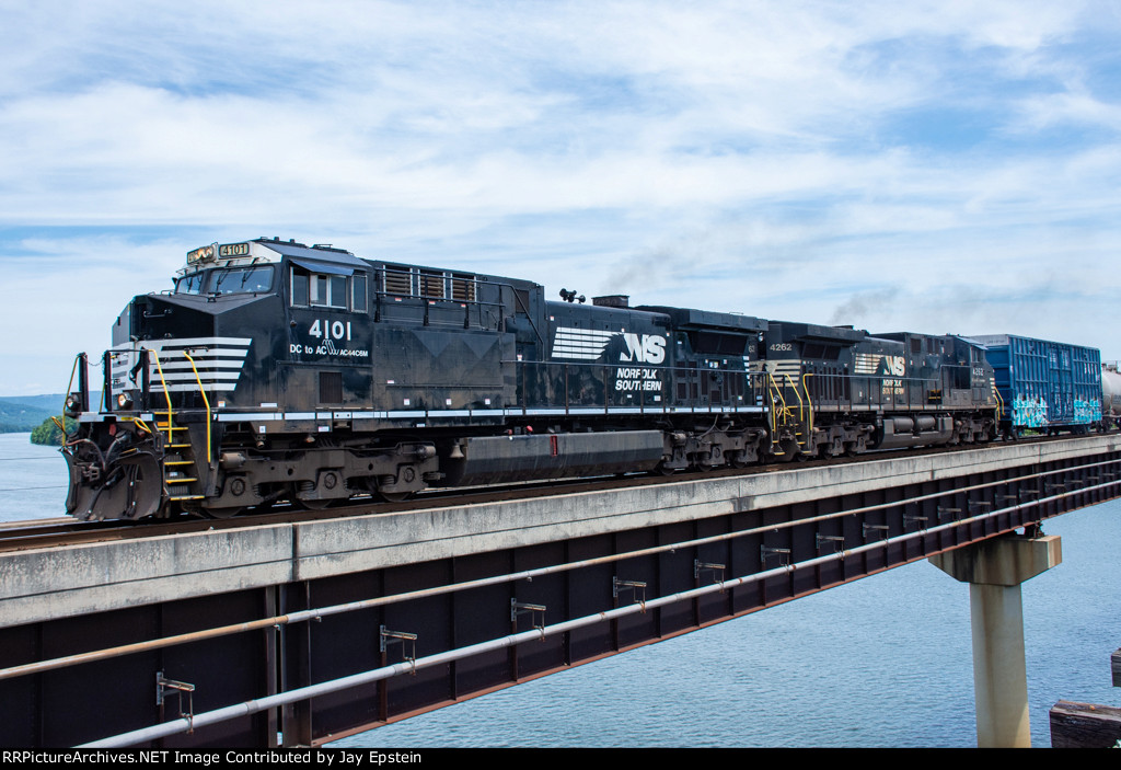 NS 4101 leads a manifest across the Tennessee River 